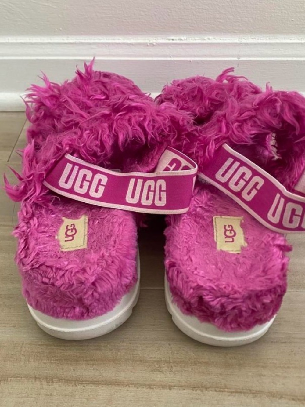 Pink shearling UGG slides with fuzzy texture - Picture 3 of 5